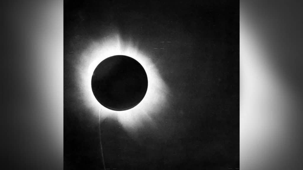 Eclipse solar total no céu em 1919