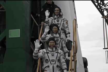 Depois de cancelamento dramático, Rússia lança nova tripulação ao espaço