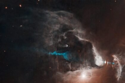 Hubble flagra nascimento de nova estrela em impressionante show de luzes cósmicas