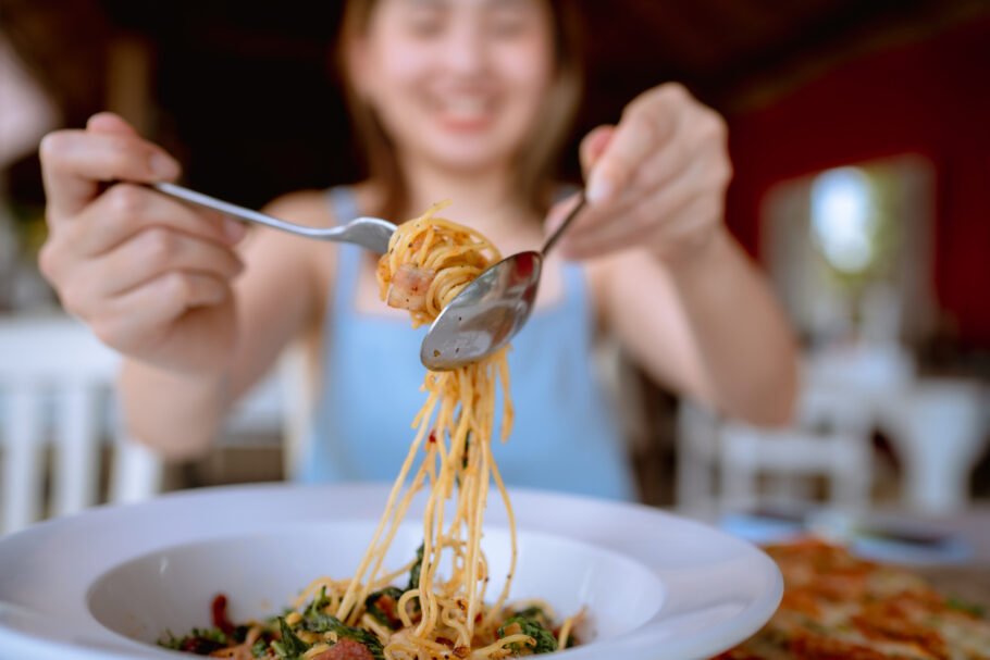 Pesquisadores sugerem comer carboidrato cerca de 10 minutos depois das proteínas e dos vegetais