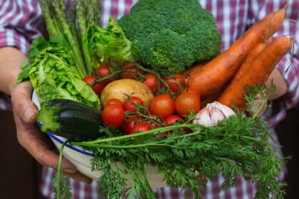 Uma alimentação saudável, composto por legumes e vegetais, é fundamental para a manutenção do nível adequado de açúcar no sangue – iStock/Getty Images