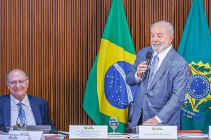 Lula diz que Brasil correu “sério risco” de golpe e chama Bolsonaro de “covardão”