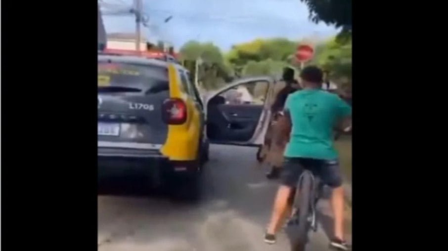 Momento em que a policial agride adolescente de apenas 13 anos