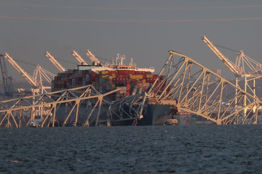 O que sabemos sobre colapso da ponte nos EUA após colisão de navio cargueiro