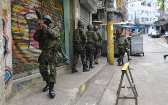 Soldados do Exército já auxiliam no cerco à favela da Rocinha, em São Conrado, na zona sul do Rio