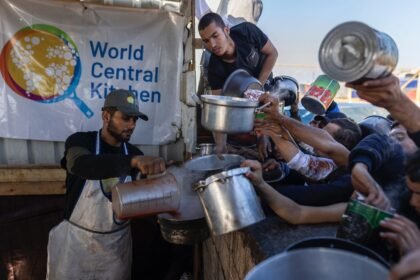 Funcionários da ONG World Central Kitchen distribuem comida na Faixa de Gaza — Foto: World Central Kitchen/WCK.org