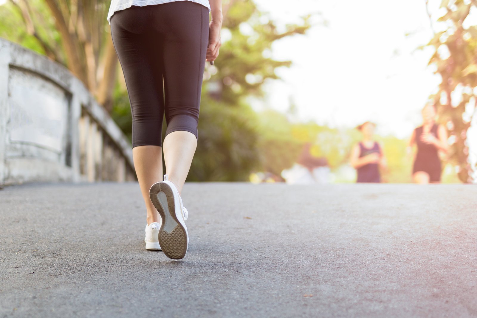 Woman exercise walking in the park  in morningWEBSTORY HABITO EXERCÍCIOS