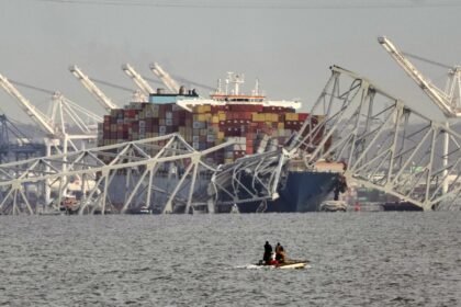 Ponte de Baltimore, nos EUA, após a colisão de navio cargueiro — Foto: Kaitlin Newman/The Baltimore Banner via AP