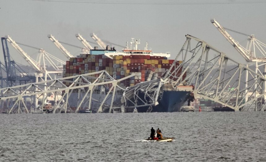 Ponte de Baltimore, nos EUA, após a colisão de navio cargueiro — Foto: Kaitlin Newman/The Baltimore Banner via AP