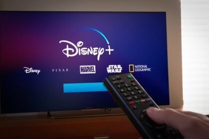 Imagem mostra a tela de uma televisão com todas as marcas de conteúdo do grupo Disney