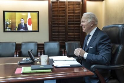 Joe Biden e Fumio Kishida se reunem presencialmente em Washington em 10 de abril — Foto: Adam Schultz/Casa Branca via AP