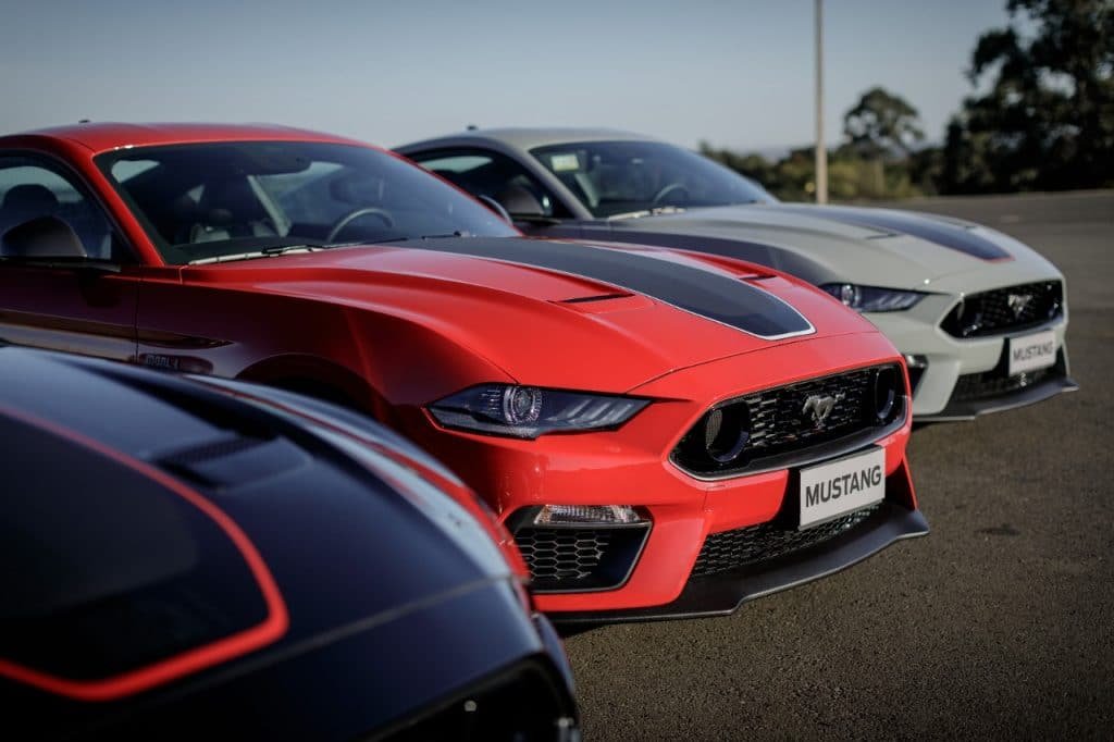 Três carros Ford Mustang Mach 1 2022