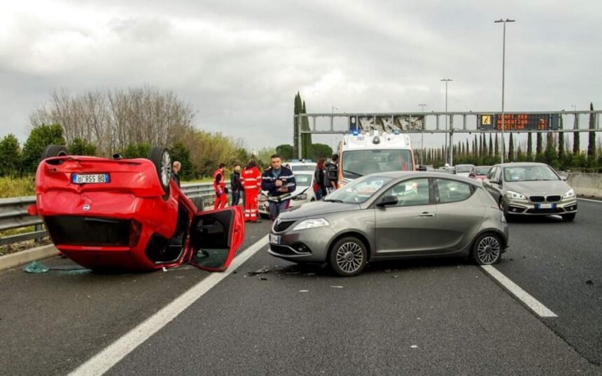 Capotamento de veículo em rodovia