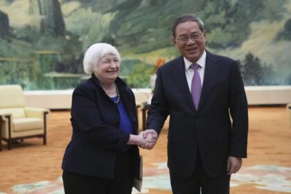 Janet Yellen se encontrou com o premiê chinês Li Quiang e comemora redução de tensões em país — Foto: Tatan Syuflana/AP