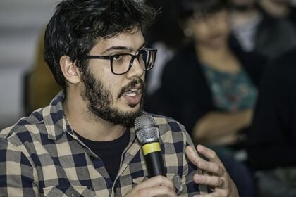 Violência de Estado persiste na democracia, alerta historiador