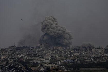 Fumaça e explosões no interior de Gaza — Foto: Ariel Schalit/AP