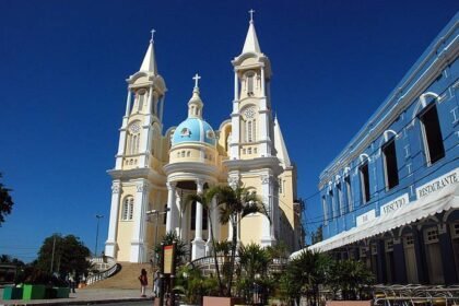 Vista da Catedral de São Sebastião com o famoso e lendário Bar Vesúvio, ao lado