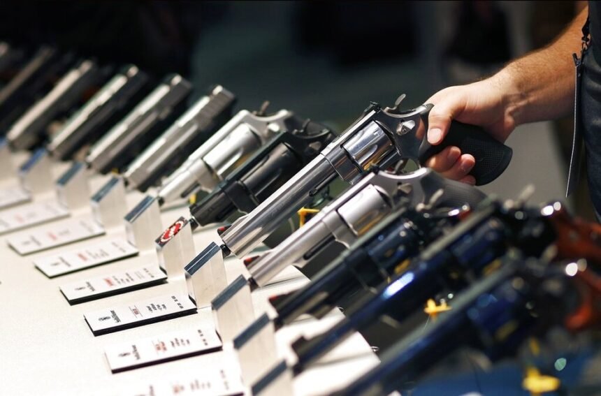 O governo de Joe Biden anunciou que ampliará a verificação de antecedentes para a compra de armas de fogo, como forma de fechar