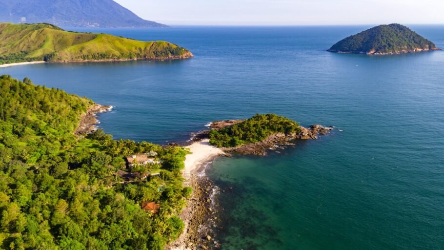 Vista da pequena praia de Calhetas, em São Sebastião (SP)