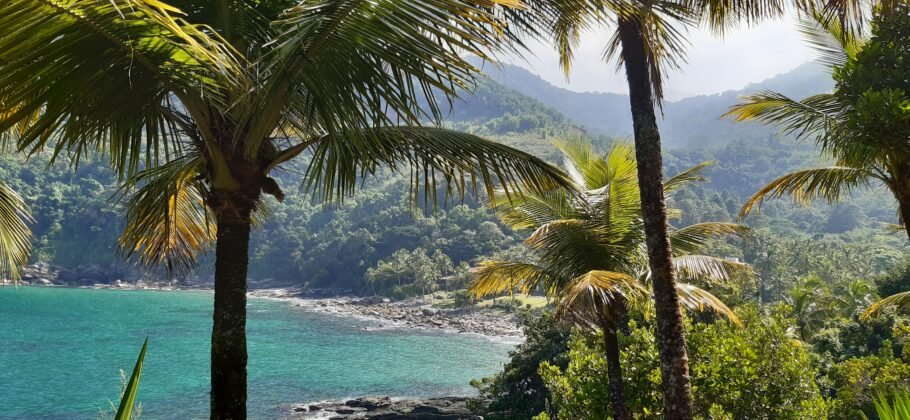 Praia tem águas de tons que mesclam verde e azul perfeitas para banho.