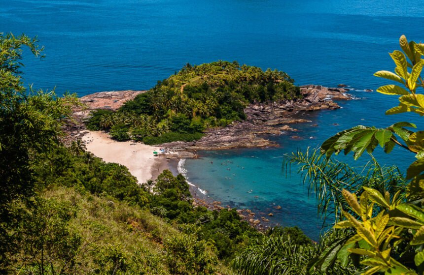 Praia de Calhetas fica dentro de um condomínio e oferece dois visuais distintos