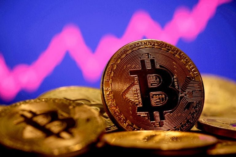 Representação física do Bitcoin - Foto: Dado Ruvic - Reuters