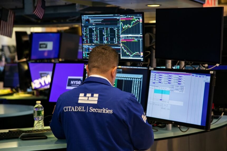 Operador na bolsa de valores de Nova York (Nyse) — Foto: Michael Nagle/Bloomberg