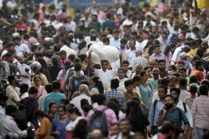 Mercado em Mumbai: população grande e jovem será a grande impulsionadora do crescimento da Índia — Foto: Rajanish Kakade/AP