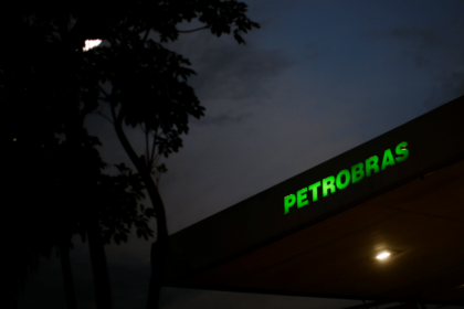 Ações da Petrobras (PETR4) caem com incertezas sobre CEO e dividendos extraordinários