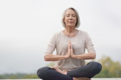 Entenda o impacto da prática de ioga na memória de idosos