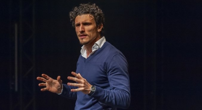 Marcéu Pierrotti reflete sobre fragilidade masculina e paternidade em espetáculo teatral