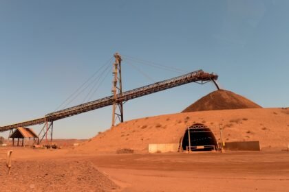 Minério de ferro sobe mais de 2% esperando estímulos da China