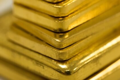 Ouro atinge novo recorde com tensão geopolítica e compra de BCs | Finanças