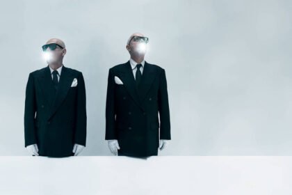 Pet Shop Boys lança novo disco de baladas irônicas com inspiração alemã