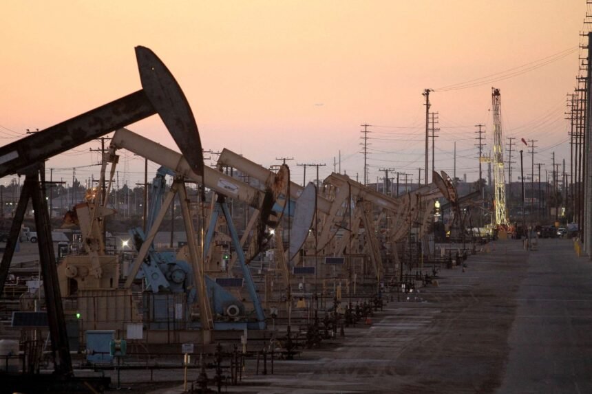 Petróleo fecha em alta, com tensões geopolíticas renovadas e redução da oferta