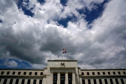 Presidente do Fed de NY não vê necessidade urgente em cortar juros