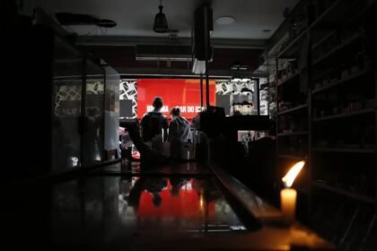 Estabelecimento comercial do centro de São Paulo sem luz em março — Foto: Paulo Pinto/Agência Brasil