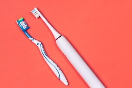 A escova de dente elétrica é melhor? Qual o jeito certo de usar?