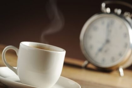 Será que você deveria atrasar o primeiro café do dia?