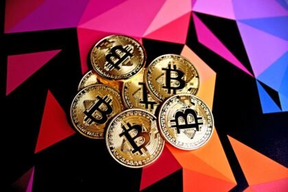 Bitcoin opera perto da estabilidade e se mantém acima dos US$ 62 mil | Criptomoedas
