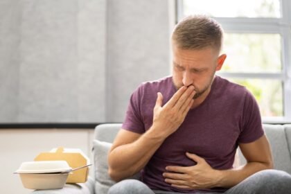 Comer menos carboidrato pode reduzir crises de refluxo, mostra estudo