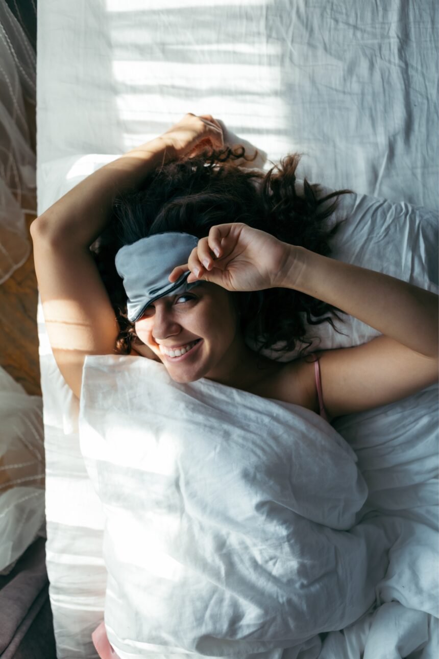 SONO NAO USAR APOS ESSA DATA 10-07-2024 EM CASO DE DUVIDA CONSULTE A FOTOGRAFIA woman waking at the bright morning. sleeping mask white sheets photo phpetrunina14/adobe.stock