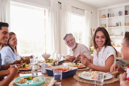 Jantar às 17h30? Hábito traz ganhos à saúde, defendem especialistas; veja quais