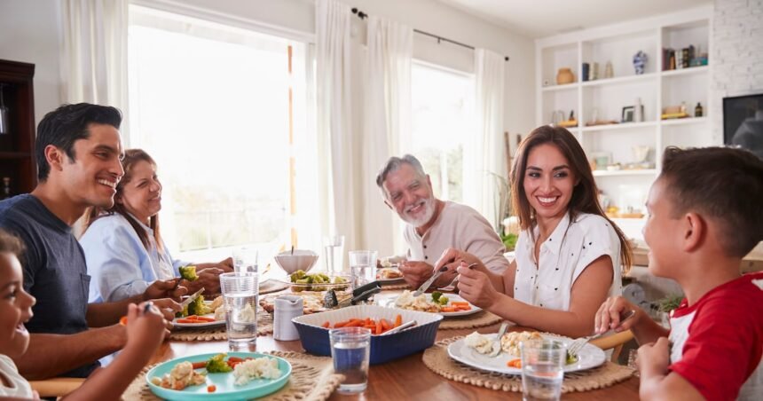 Jantar às 17h30? Hábito traz ganhos à saúde, defendem especialistas; veja quais