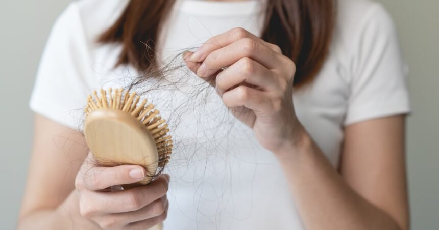 Por que o cabelo cai? Quando se preocupar? Veja 10 perguntas e respostas sobre a queda dos fios