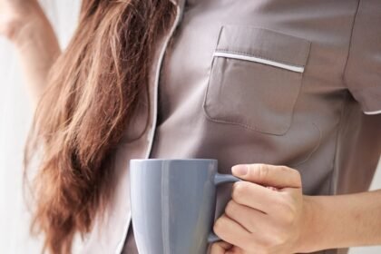 Webstory - Cha verde e perda de peso  NAO USAR APOS ESSA DATA 10-10-2024 EM CASO DE DUVIDA CONSULTE A FOTOGRAFIA  Young pretty slim brunette woman, wearing grey satin pajamas,, holding grey coffee cup mug, drinking. Close-up picture of woman's hand, holding coffee mug in the morning. photo Natalia/adobe.stock