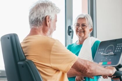 Pedalar torna o cérebro mais eficiente, mostra estudo; exercício pode beneficiar quem tem Parkinson