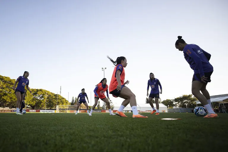 Ministra Ana Moser embarca rumo à Copa do Mundo de Futebol Feminino