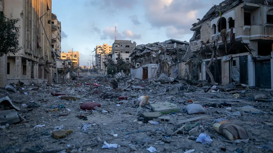 A destruição causada pelos ataques aéreos israelenses no bairro de Al Remal, no centro da Cidade de Gaza