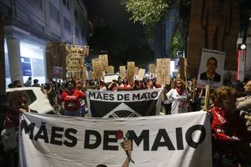 São Paulo (SP) 01/04/2024 - “De Golpe em Golpe: tá lá um corpo estendido no chão” é o tema do Cordão da Mentira de 2024. O ato carnavalesco reúne artistas, militantes e movimentos sociais no dia 1° de abril, Dia da Mentira e dia do Golpe de 1964, na rua Maria Antonia. Foto: Paulo Pinto/Agência Brasil